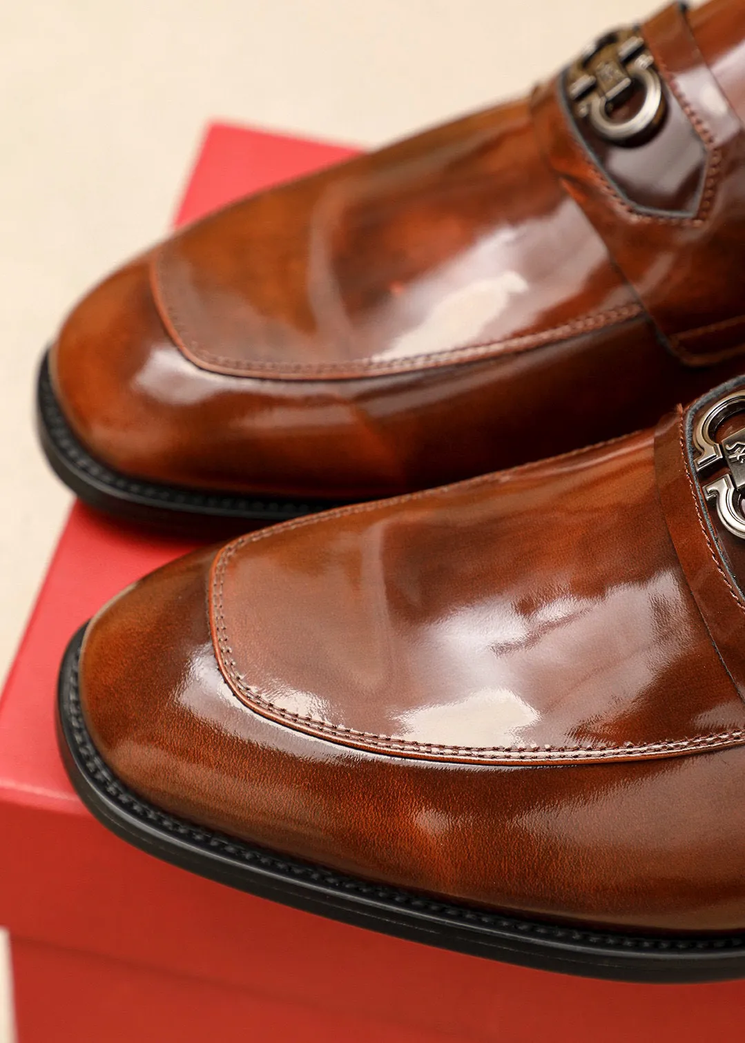 Men's shoes💰460💰 Product trademark: Ferragamo "Ferragamo" casual leather shoes Regular size: 38-44 (45🉑️customized) Product materials: Selected imported first-layer open-edge beaded cowhide leather upper + luxury hardware buckle, imported water-dyed cowhide leather lining. Strong three-dimensional visual effect, original outsole color: 1⃣️color optional
